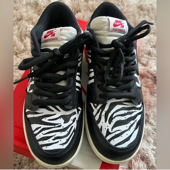 Quatersnacks x Dunk Low SB ‘ Little Debbie’s Zebra Cakes’ - Picture 2 of 11